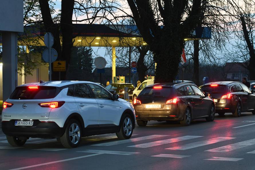Sisčani pohrlili na benzinske postaje uoči poskupljenja 