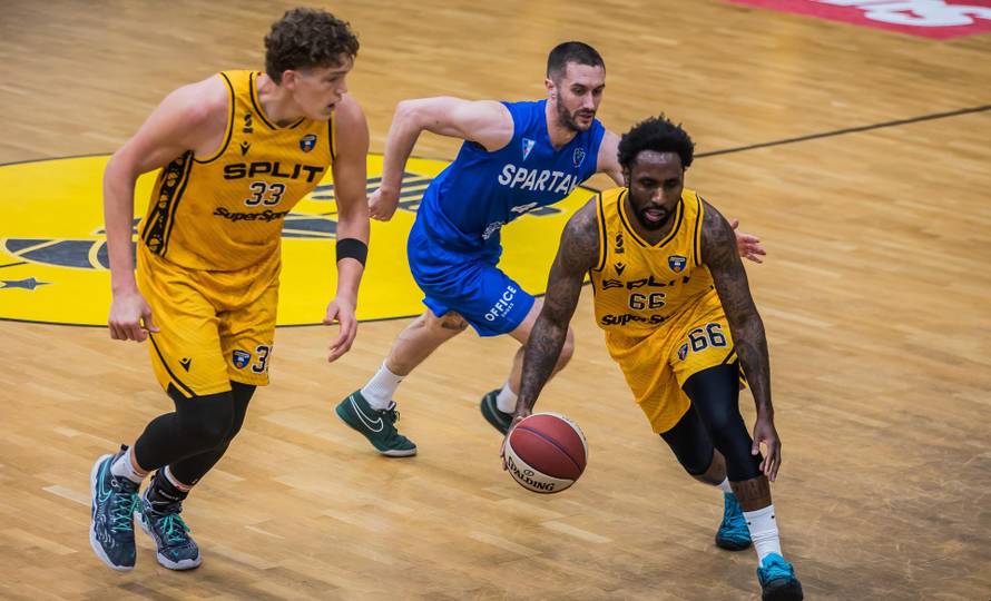Split: Košarkaška utakmica između KK Split i KK Spartak Office