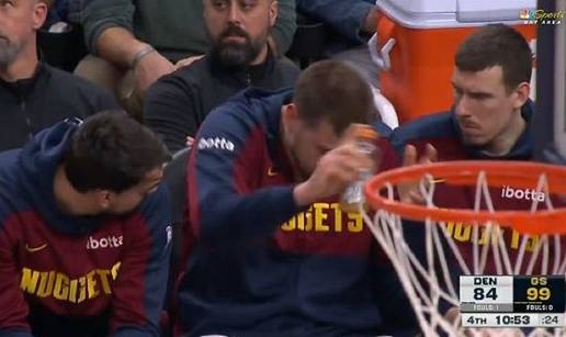 VIDEO Nikola Jokić komunicirao s Darijom Šarićem pa odjednom izgubio živce i bacio bočicu!