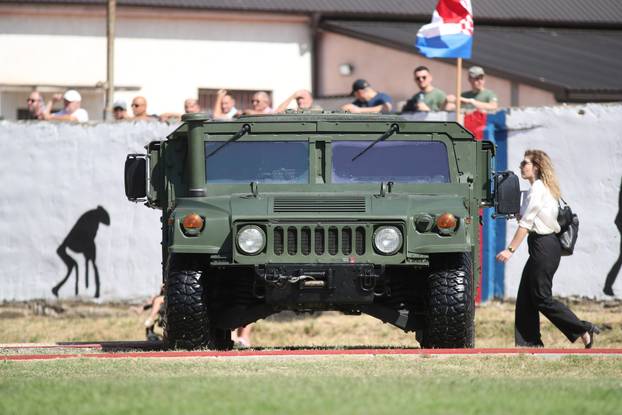 Knin: Središnja svečanost obilježavanja 29. obljetnice VRO Oluja završila je preletom aviona i pokaznom vježbom policije i vojske 