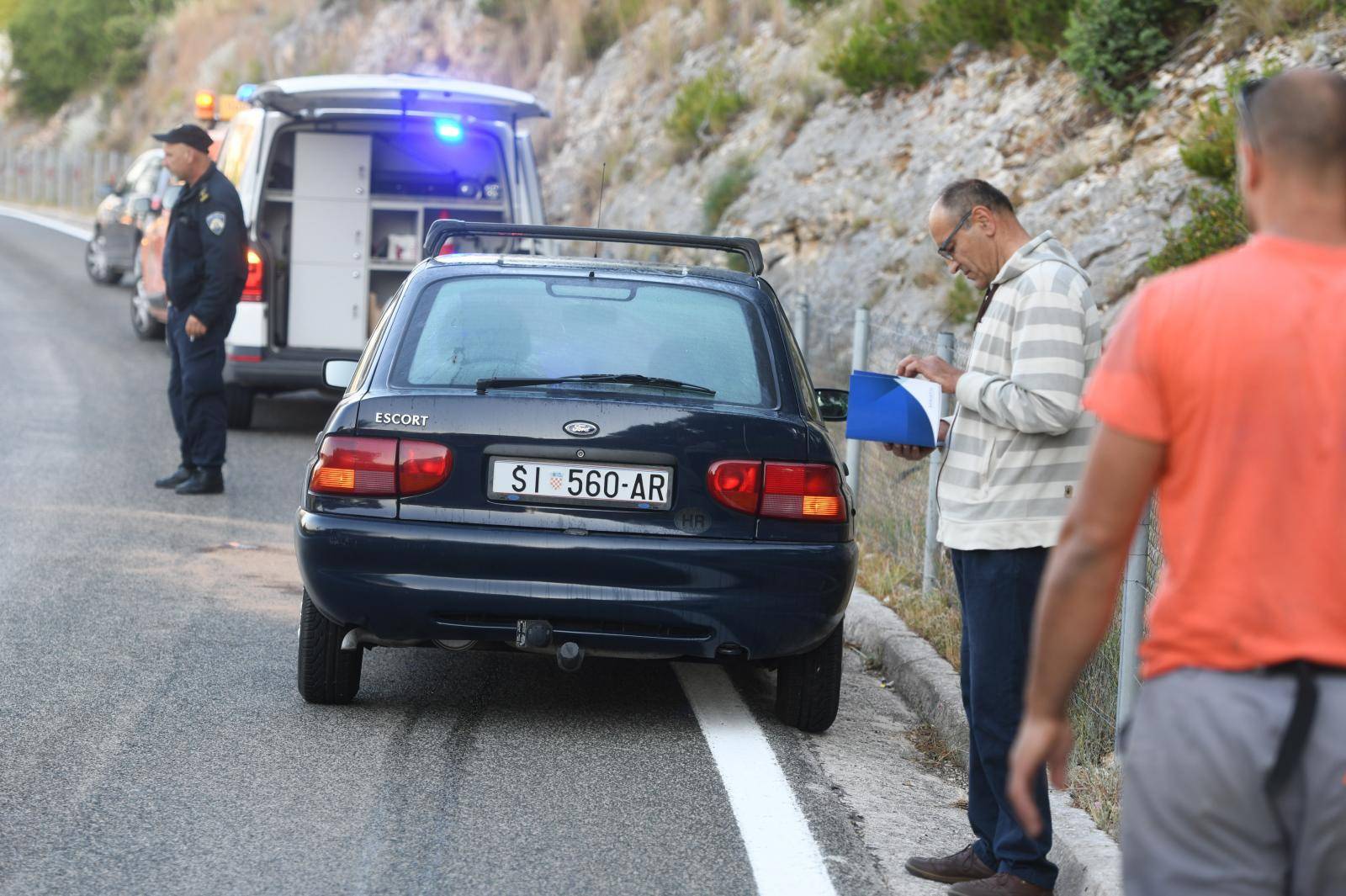 Automobil naletio na kamen koji je uslijed potresa pao na cestu kod Vrpolja