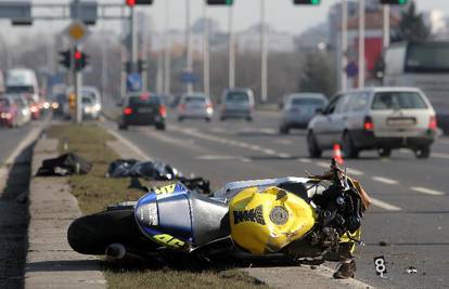 Zagreb: Autom se zabio  u motor i odbacio ga na ženu 