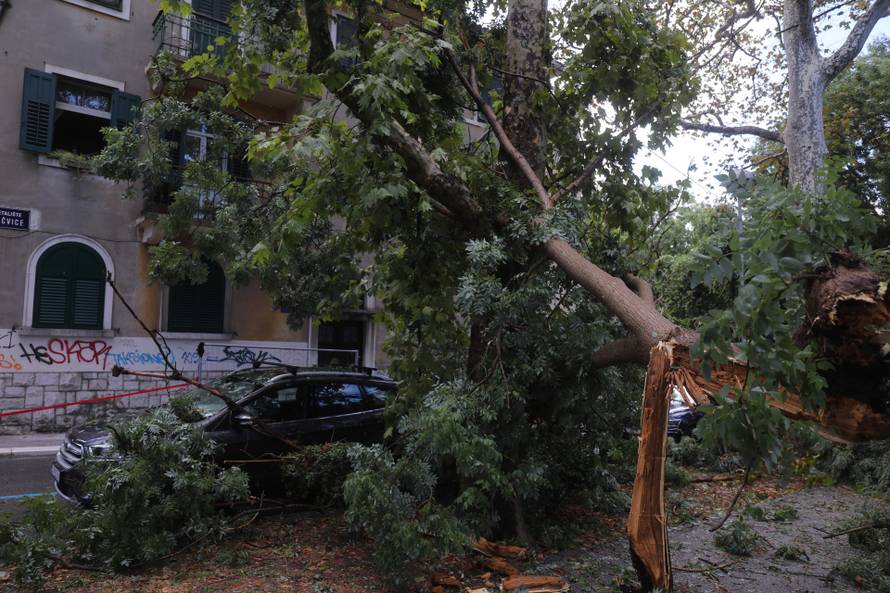 Nevrijeme poharalo Split, vatrogasci imaju pune ruke posla