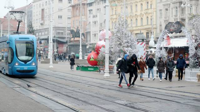 Prvi ovosezonski snijeg stvorio zimski ugođaj u centru Zagreba