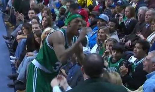 Žedni Paul Pierce uzeo gutljaj vode od navijačice u gledalištu