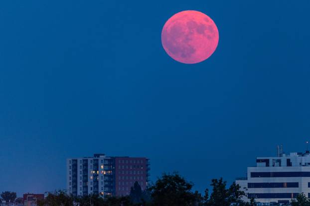 Puni mjesec nad Zagrebom
