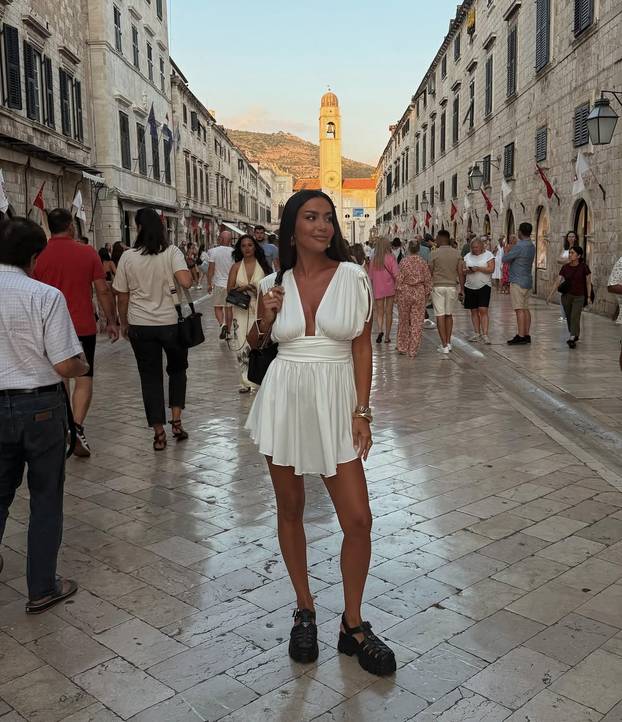 FOTO Hrvatska Kim K. više nije solo? Zagrljaj s misterioznim muškarcem podigao prašinu