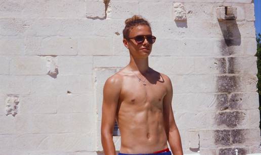 Romeo Beckham (17) je počastio fotkom bez majice: 'Isti si otac'