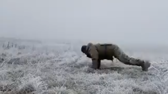 Jutra na prvoj liniji obrane u Ukrajini: Vojnik boksa i radi sklekove na smrznutom polju