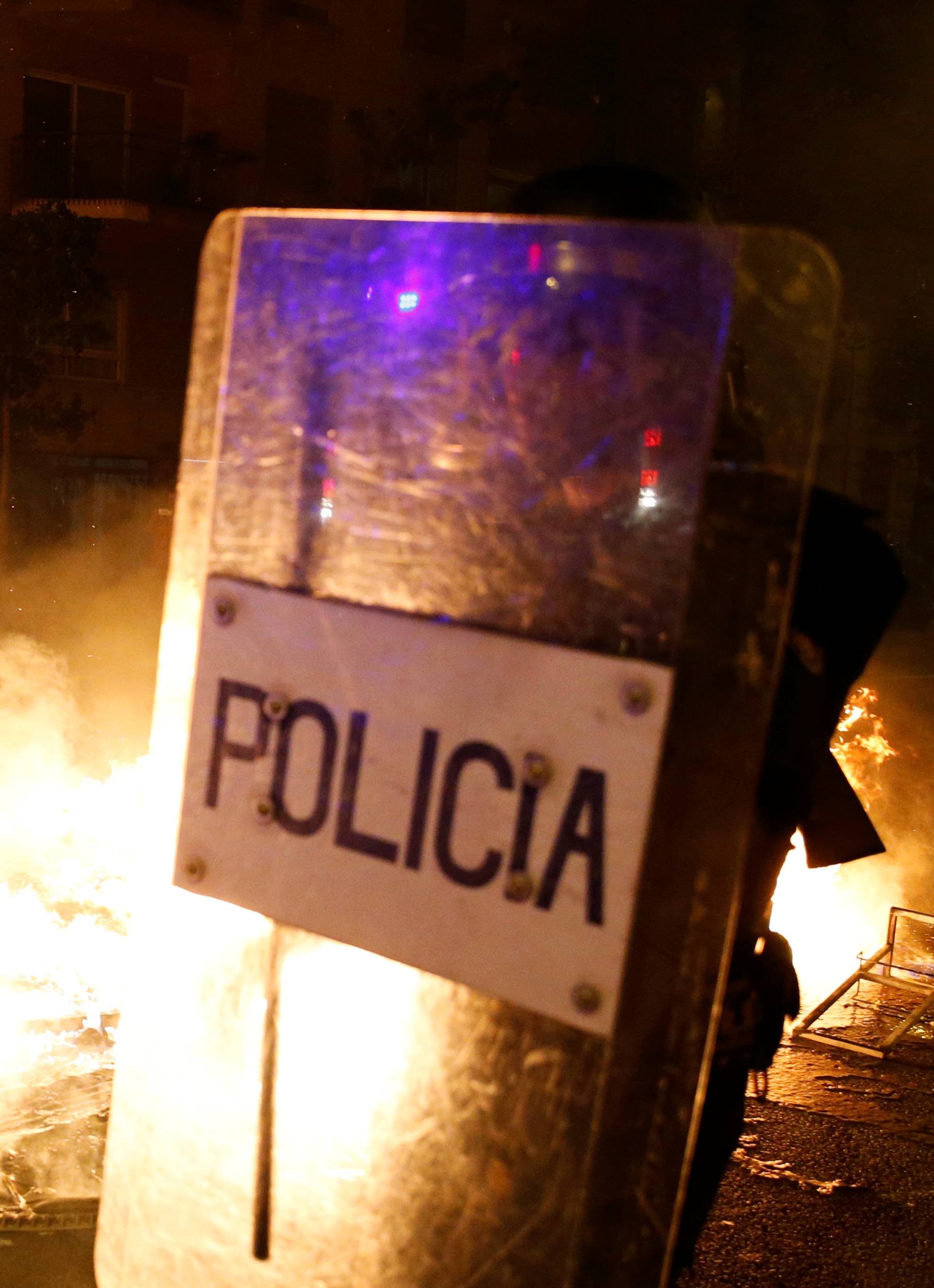 Policija tek u noći rastjerala prosvjednike, 89 ozlijeđenih