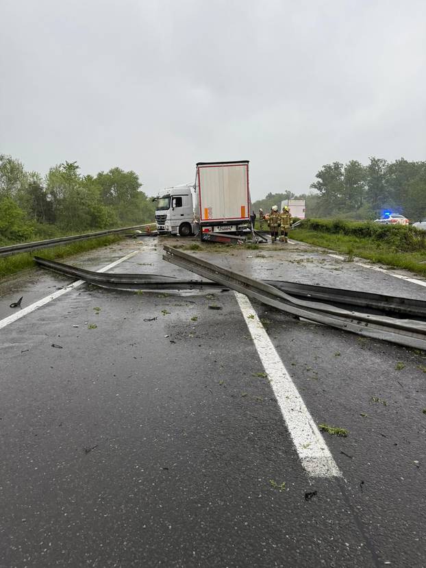 Chaos on A1: by truck broke the fence, blocked traffic towards Karlovac. Column 3 kilometers