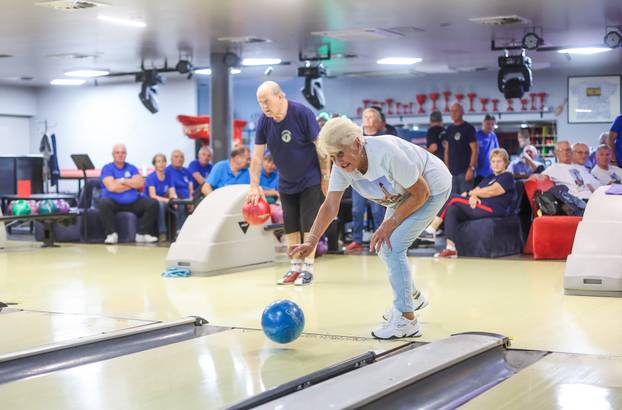 Zagreb: Druženje umirovljenika u Bowlingu Clubu 