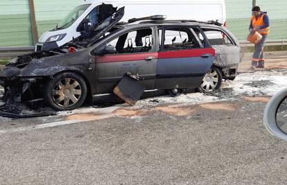 Buktinja u Rijeci: Automobil je planuo i u potpunosti izgorio...