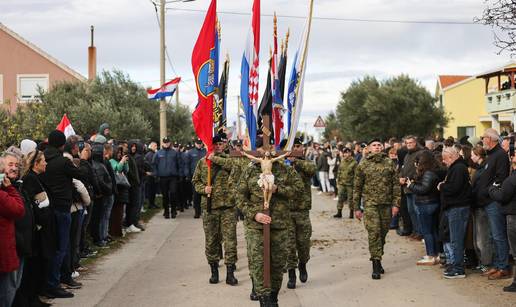 Pogledajte Kolone sje&cacute;anja u Vukovaru i &Scaron;kabrnji: Stigli su ljudi iz cijele Hrvatske i okolice