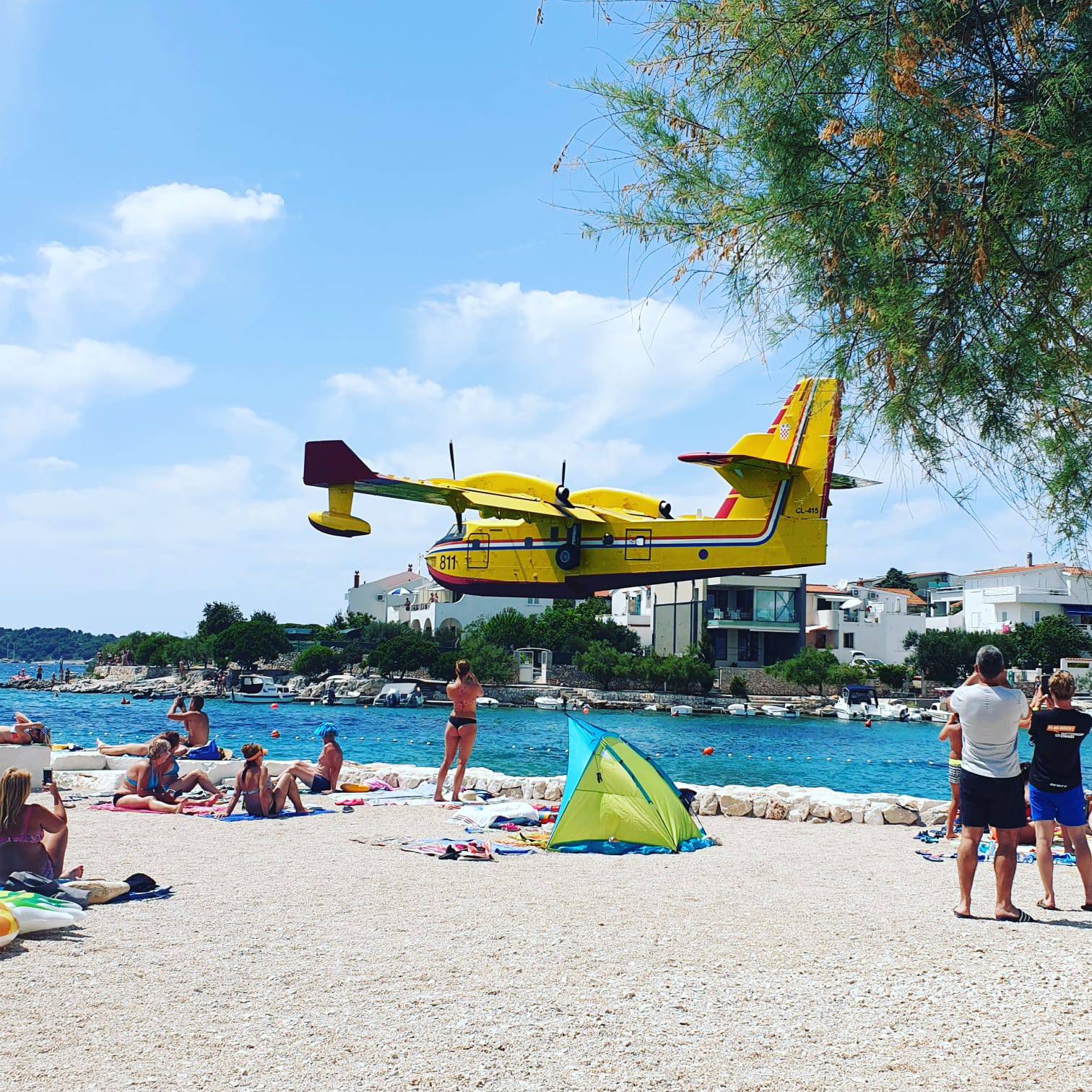 Kanader u niskom letu: 'Svi na plaži su skočili kad je prošao...'