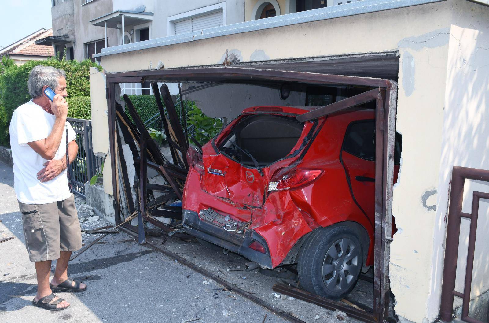 Sisak: Automobilom se zabila u privatnu garaÅ¾u i razbila automobil u njoj