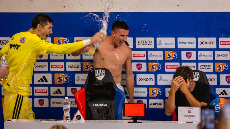 Pogledajte delirij na presici Hajduka: Garcia mokar do kože