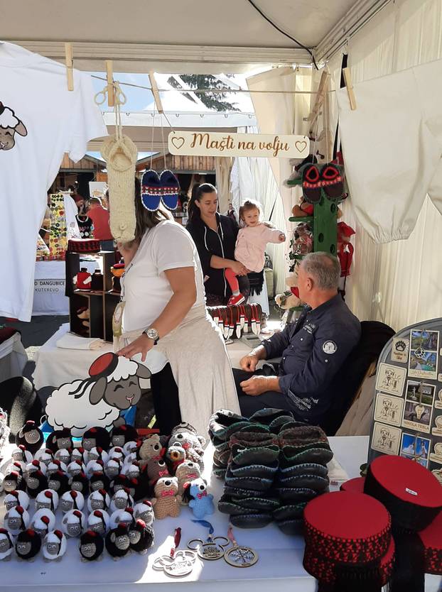 Veselo u srcu Like: Od slanine, finih ličkih palačinki i rakije do revije konjskih zaprega