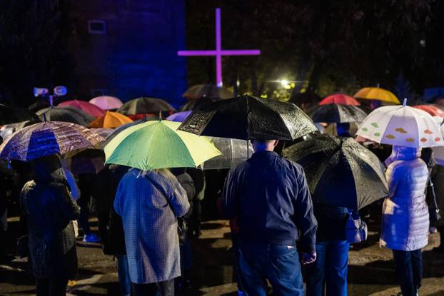 Mostar: Stotine građana okupilo se u Vukoavrskoj ulici i zapalilo svijeće za Vukovar