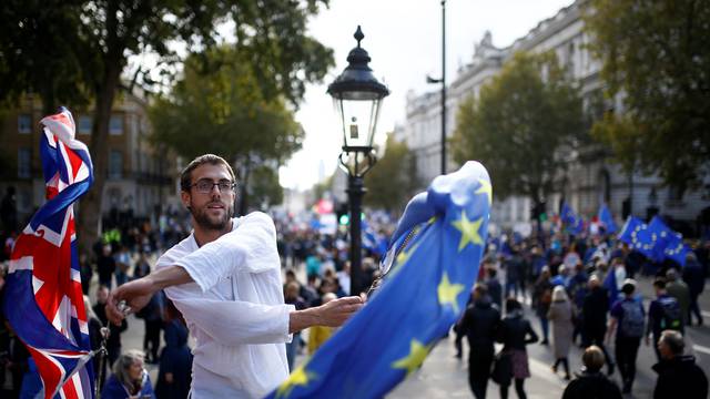 Desetine tisuća na ulicama Londona, žele novi referendum