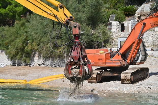 Nastavlja se rušenje bespravno izgrađenih objekata u uvali Vruja