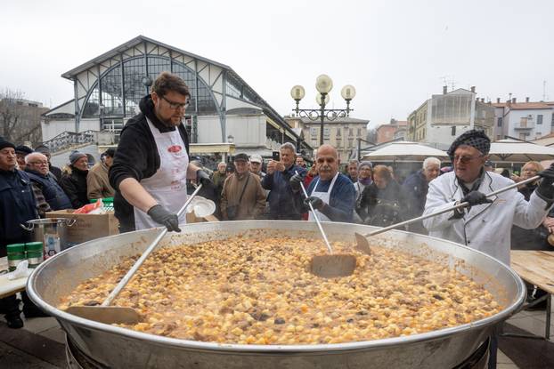 Pula:  500 besplatnih porcija “Lovačkog doručka” podjeljeno na slast prisutnim puljanima