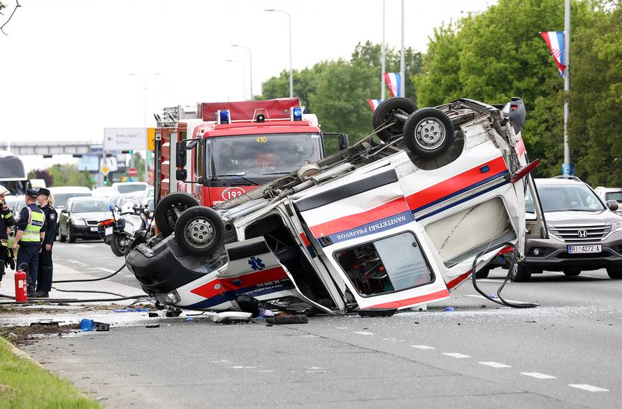 Sanitetsko vozilo prevrnulo se kod Arene, dvoje ozlijeđenih