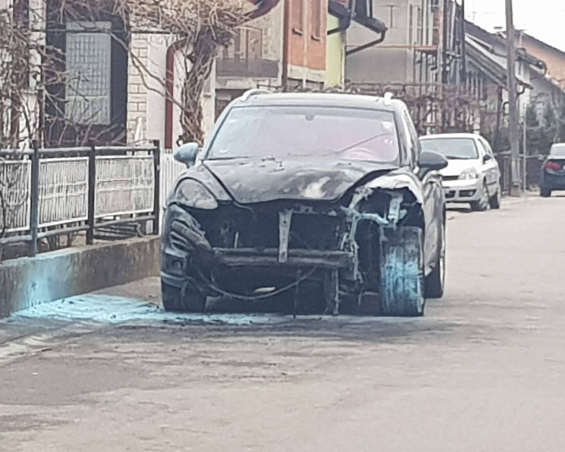 Zapalio Porsche: Stanari gasili auto, žena je zadobila opekline