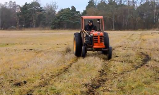 Traktor zvan Teror: Pali gume, čupa zemlju i juri po njivama