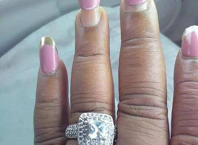 Pokazala zaručnički prsten pa je izvrijeđali: 'Što je s noktima'