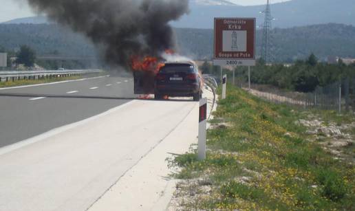 Na autocesti Zagreb-Split u vožnji je planuo Audi Q7