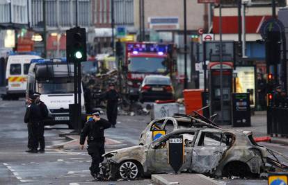 Metak nakon kojeg su izbili neredi u Londonu je policijski?