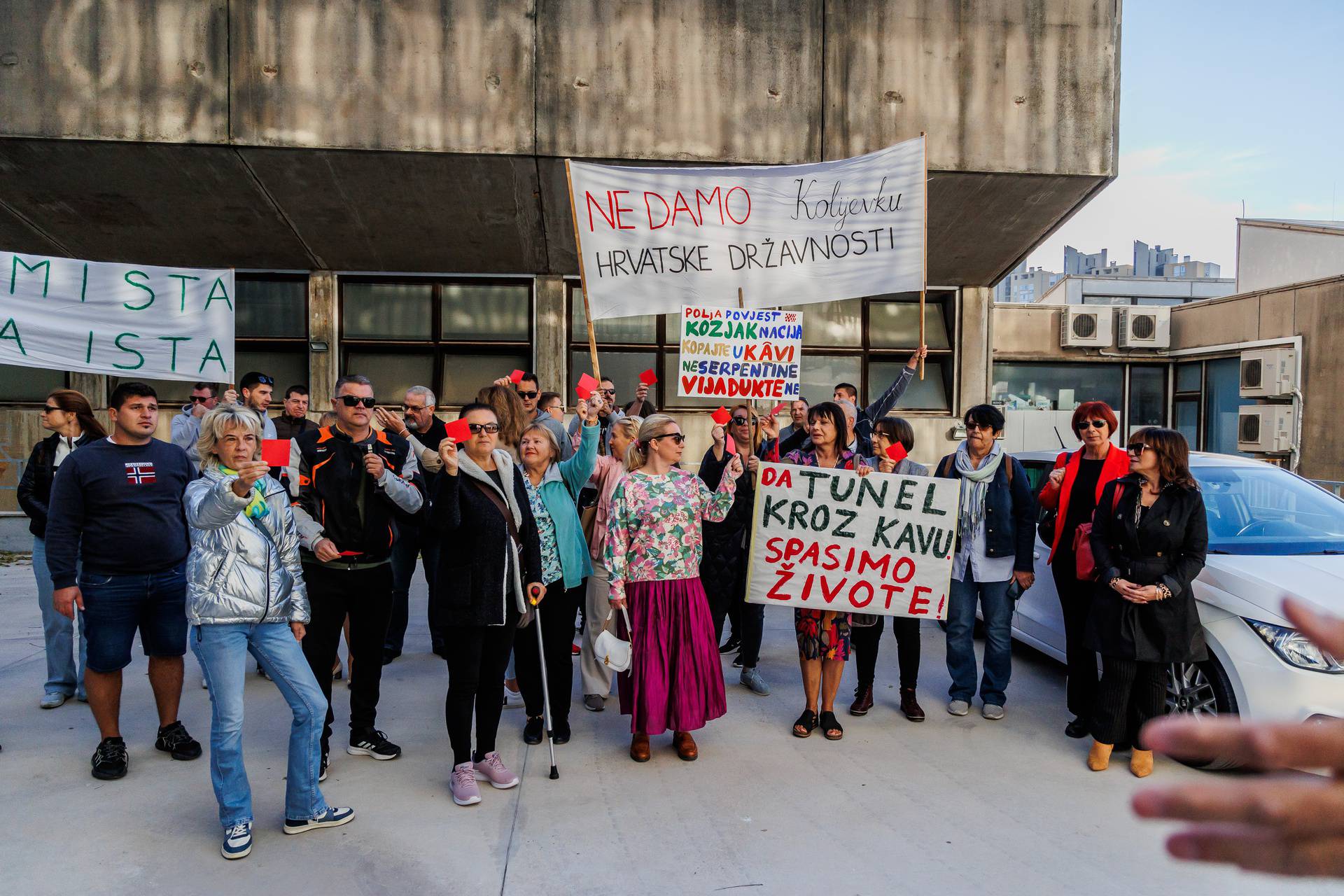 Split: Građanska inicijativa Spasimo Kozjak i Kaštela održala je prosvjed protiv gradnje tunela