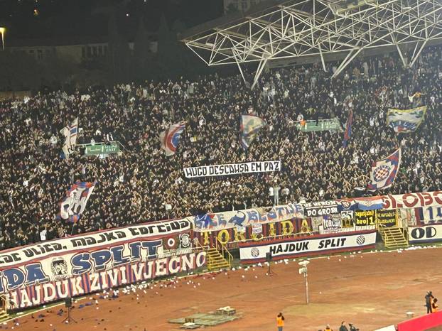 FOTO Torcida transparentima poslala nekoliko poruka: Evo što je pisalo na svakome od njih