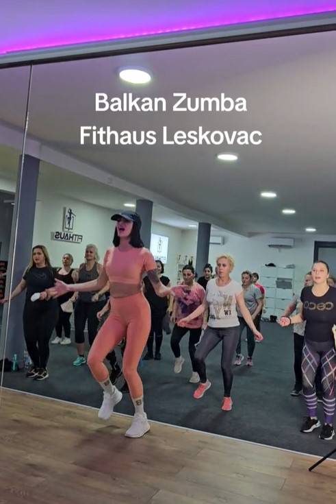 VIDEO Ova zumba iz Srbije hit je Interneta! Žene uz instruktoricu Lauru skaču na zvuke turbofolka