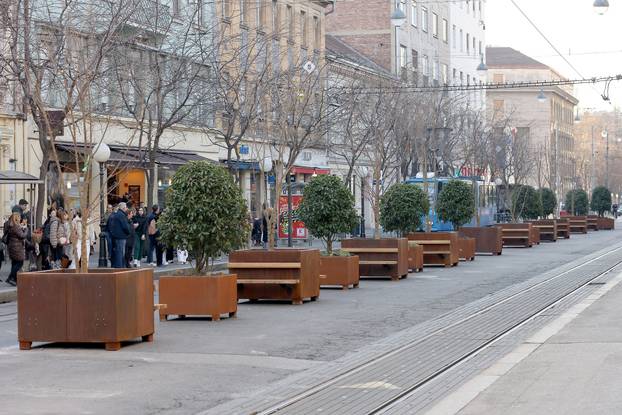 Zagreb: U Draškovićevoj ulici postavljene nove žardinjere s klupicama