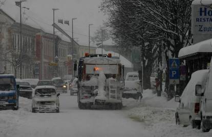 Snijeg stvara probleme na cestama, vozi se usporeno