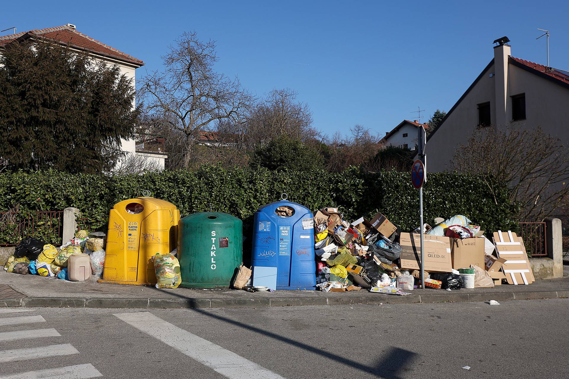 Zagreb: Prepuni spremnici za papir i plastiku na ?rnomercu