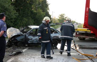 Stravična nesreća: Auto izletio s ceste, mladić izgorio unutra
