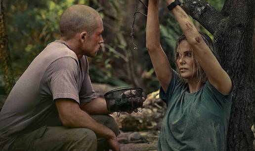 'Apex' je novi film s Charlize Theron: Promovirala ga tako da se popela na jumbo plakat