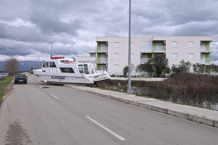 Brod i dalje nasukan na prometnici u Ninu