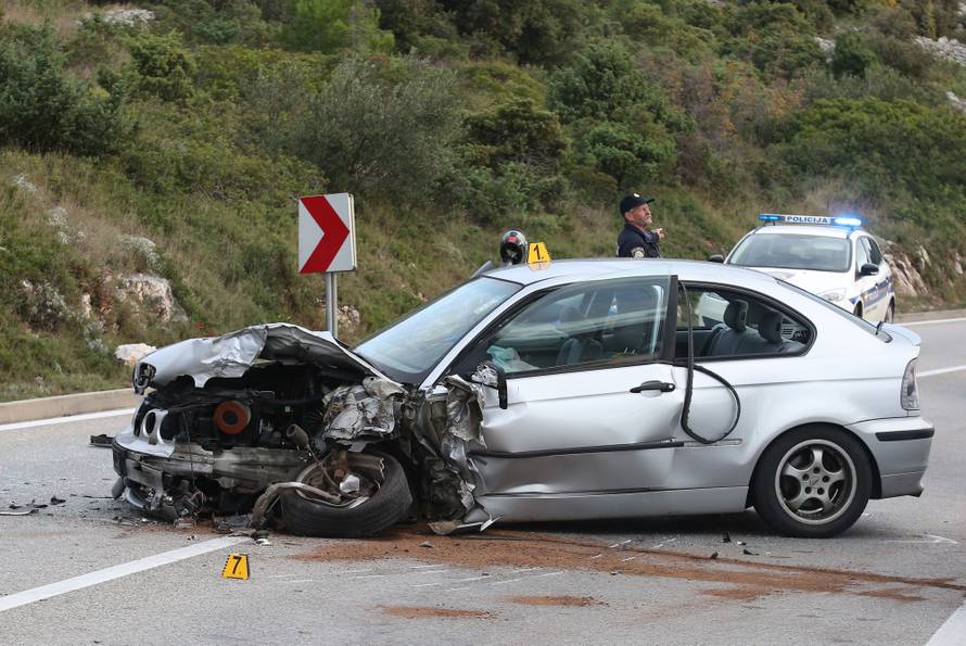 Krš i lom na ulazu u Šibenik: BMW bez pola prednjeg dijela
