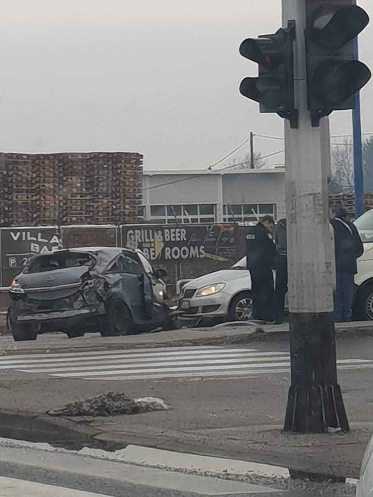 Sudar dva auta na skretanju za Veliku Mlaku: Očevid je u tijeku