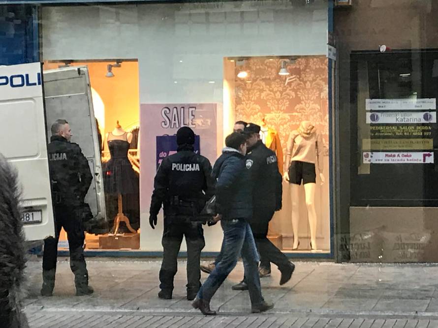 Muškarci se potukli kod kafića, policija ih okružila te privela