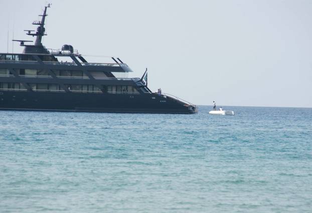 &Acirc;&copy;MORSELLI ESCLUSIVO Giorgio Armani a Chia (CA) dove si trovava con ospiti con il suo nuovissimo panfilo MAIN.