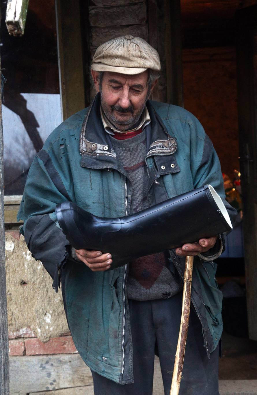 Stigle nove čizme, ali i darovi: Đuro i Ana zaplakali od sreće...