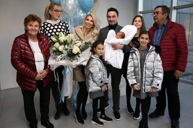 Split: Pjevač Jole s kćerima stigao u rodilište po suprugu i sinčića
