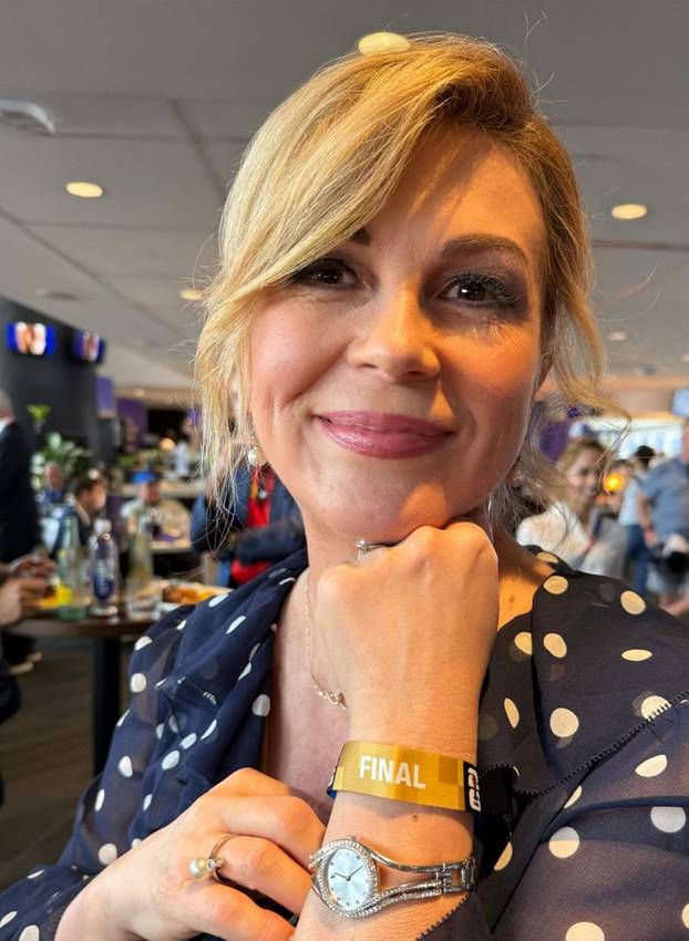 FOTO Kolinda stigla na finale SP-a! Blistala u dizajnerskoj haljini, otkrila za koga navija