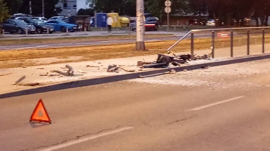 VIDEO Kaos u Zagrebu! Vozačica je razvalila tramvajsku stanicu