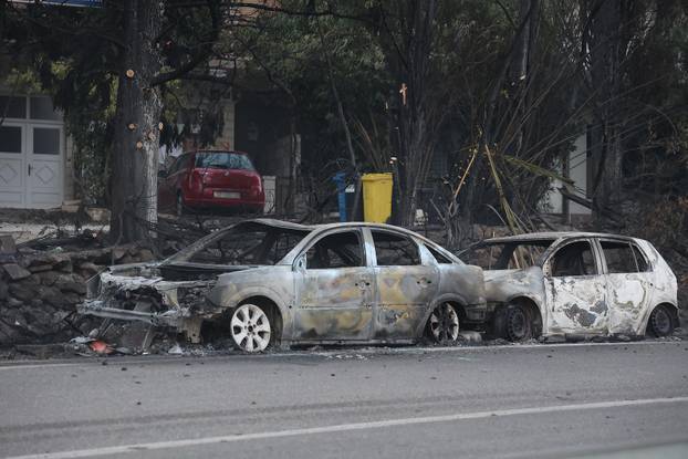 Ovako Omiš izgleda jutros: Sve je spaljeno, ostali su samo crni obronci i izgoreni automobili